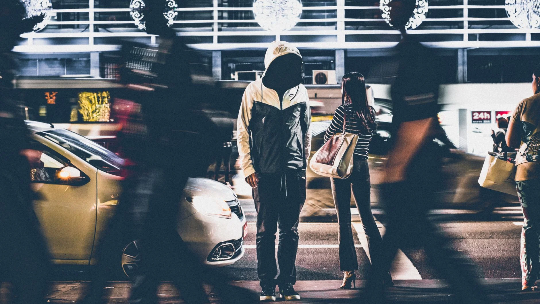 香港旺角亞皆老街曾出現聲援旺旺嘅大型電子屏幕廣告，引起全城關注